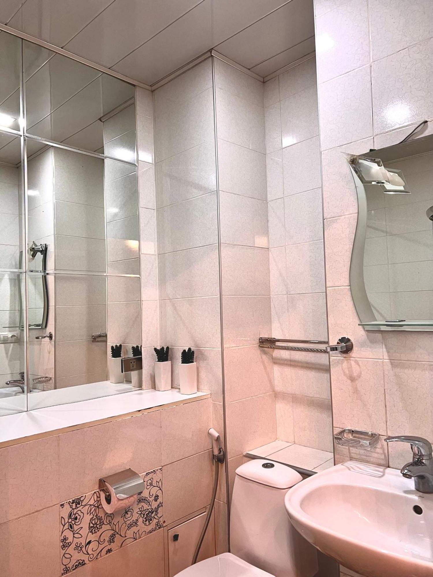 Hotel 6 Тбилиси Экстерьер фото